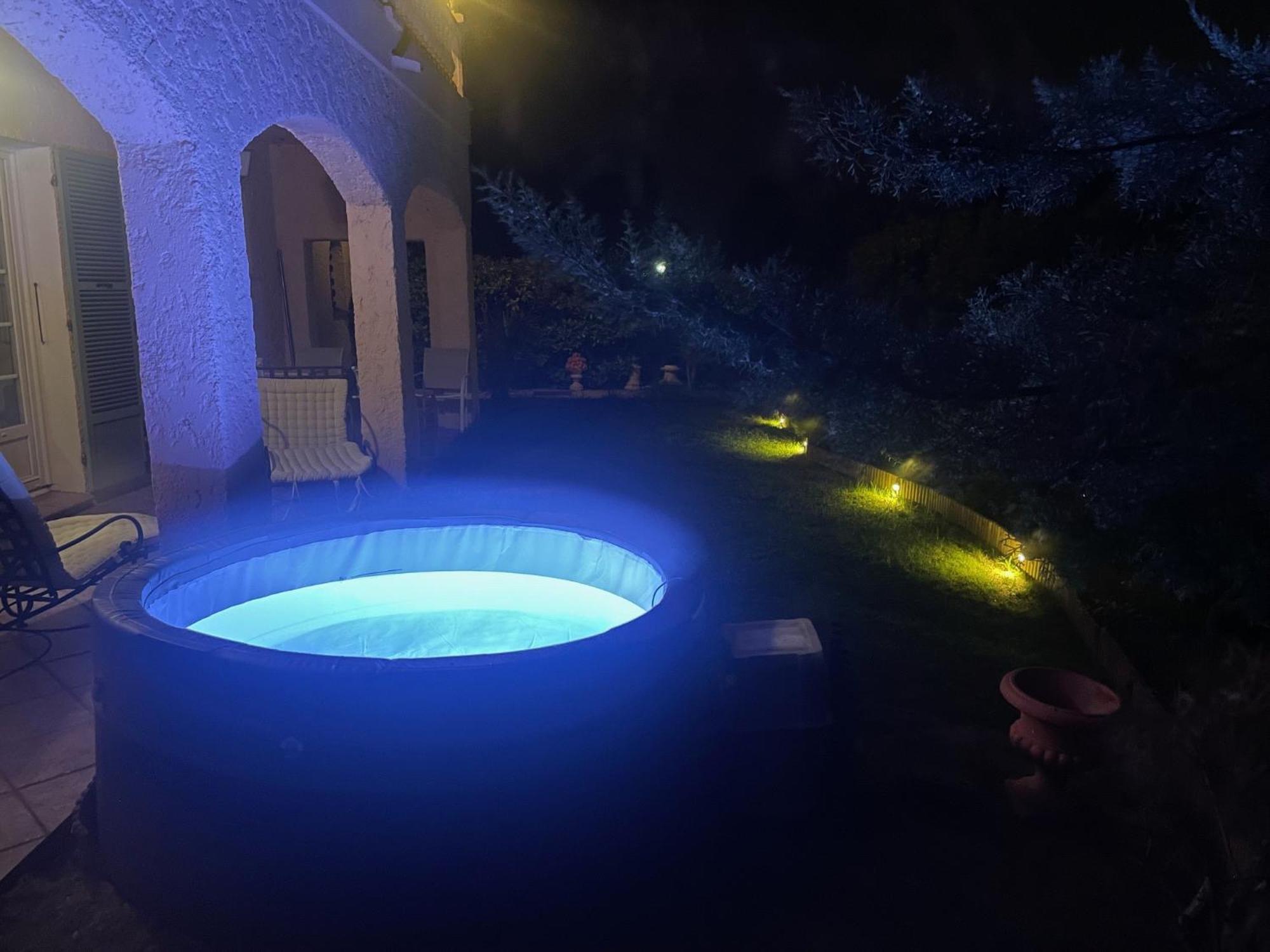Domaine Des Tuilieres Avec Jacuzzi Apartment วาลูริส ภายนอก รูปภาพ